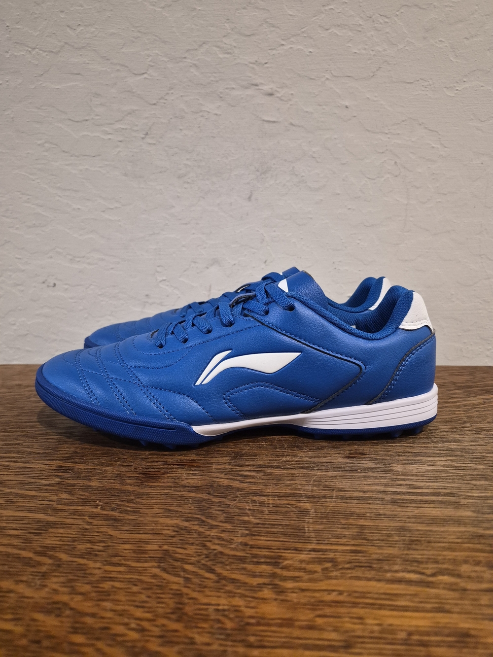 Li-Ning TF Turf "Blue White" Athletic Soccer Shoes 
Boy's Size US 5.5